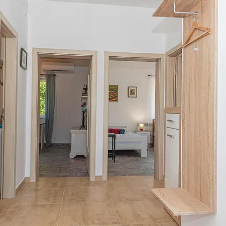 Prázdninový dům 2 Bedroom Cozy In Betina