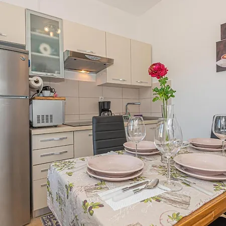 Prázdninový dům 2 Bedroom Cozy In Betina