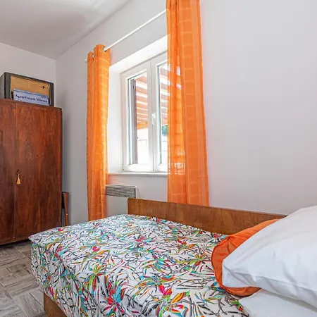 2 Bedroom Cozy In Betina Prázdninový dům