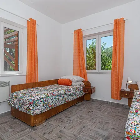 2 Bedroom Cozy In Betina *