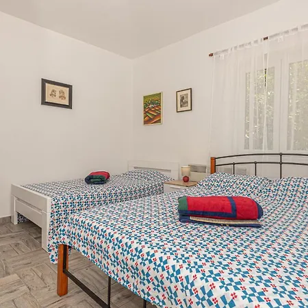 2 Bedroom Cozy In Betina Prázdninový dům *