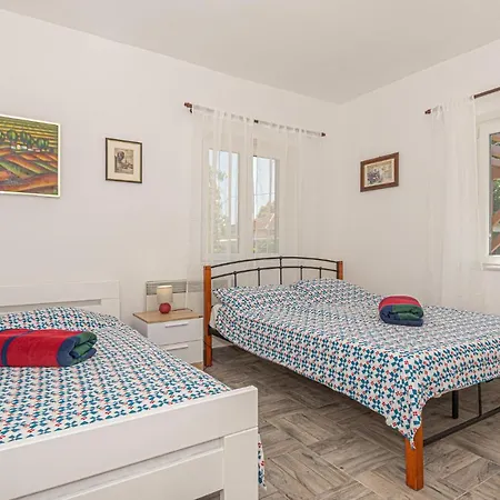 2 Bedroom Cozy In Betina Prázdninový dům